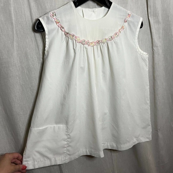 Vintage 1960s Women's White Bib Neck Sleeveless Blouse Size Large - Picture 4 of 13